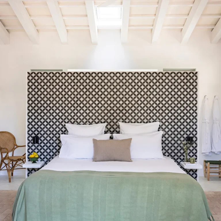 hotel-santa-ponsa-minorca-deluxe-room-bed-beige-decoration