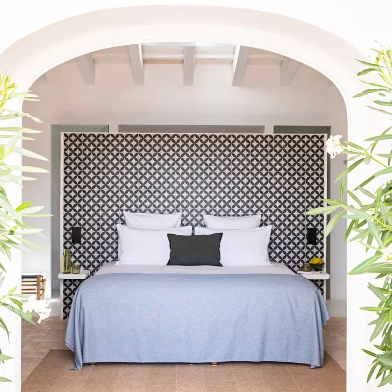 hotel-santa-ponsa-menorca-deluxe-room-green-bed-from-outside