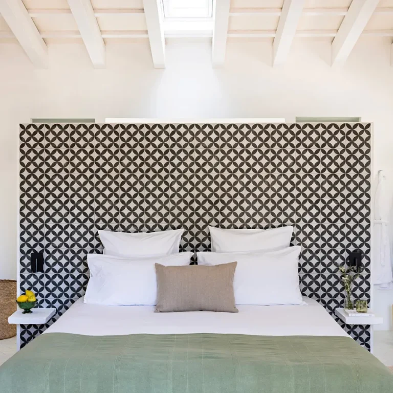 hotel-santa-ponsa-menorca-deluxe-room-beige-headboard