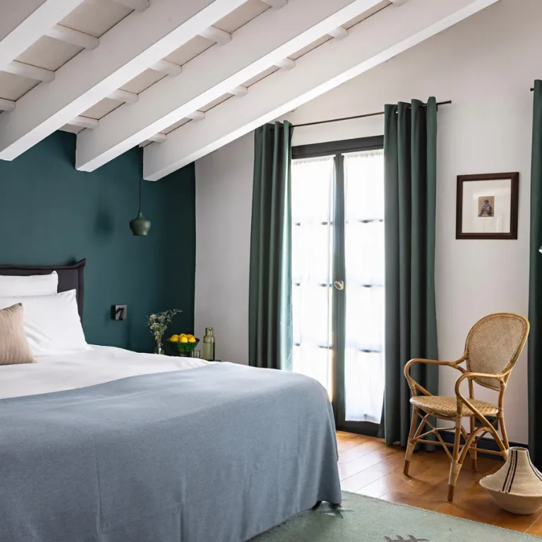 hotel-santa-ponsa-menorca-deluxe-room-view-bed